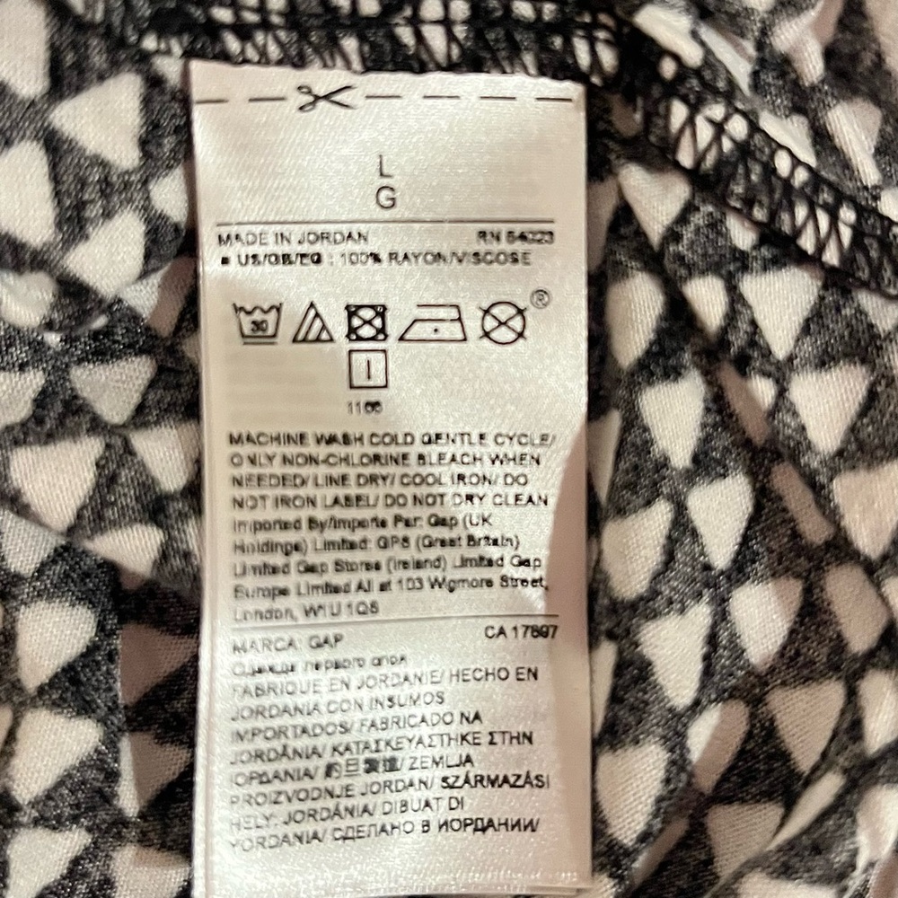 🆕- GAP- Black & White Luxe Tee Geometric
Short Sleeve Knit Tee. Size: Large - Picture 8 of 8